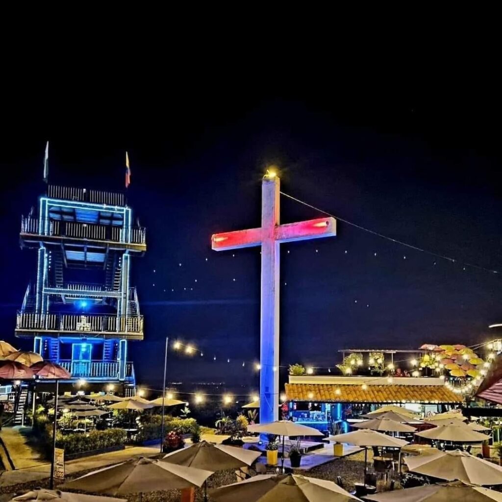 foto de mirador alto de la cruz de noche