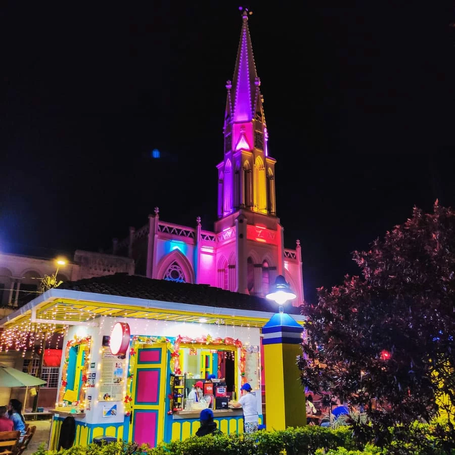 sevilla valle y su iglesia principal de noche