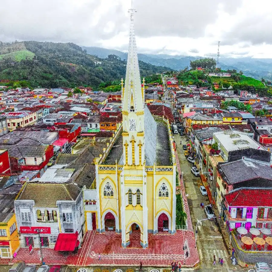 iglesia principal de sevilla valle tomada desde un dron