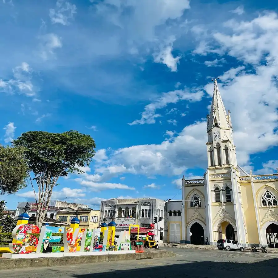 vista de sevilla valle al nombre de el pueblo junto con la iglesia principal