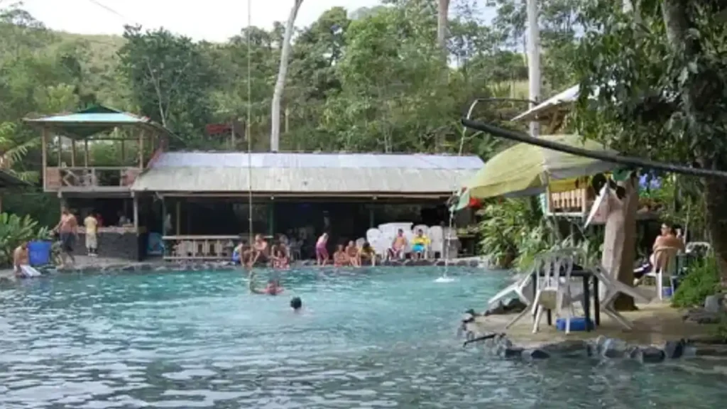 hermosa piscina del balneario la maria buga