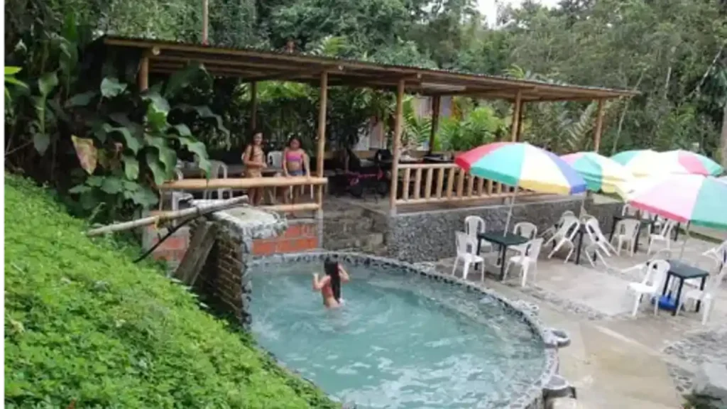 vista a la piscina del balneario la maria